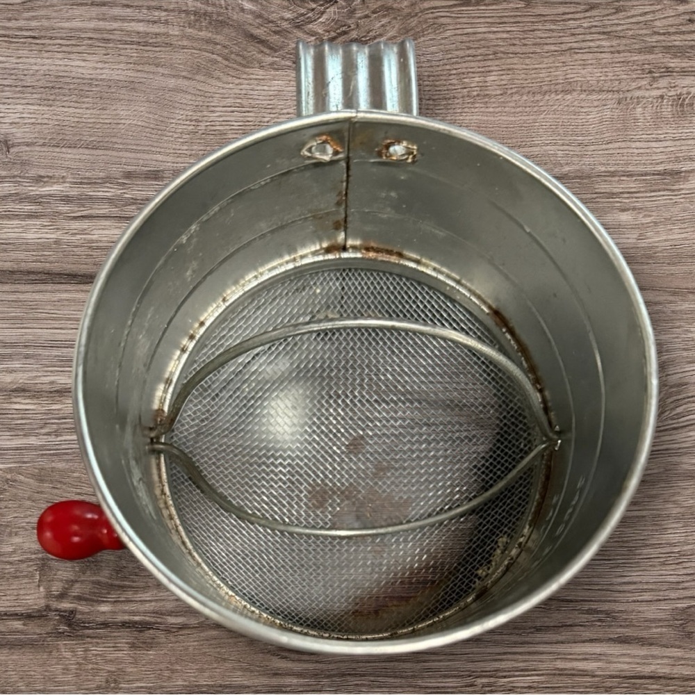 Vintage Bromwell's Flour Sifter with Red Apple Design - Picture 5 of 7